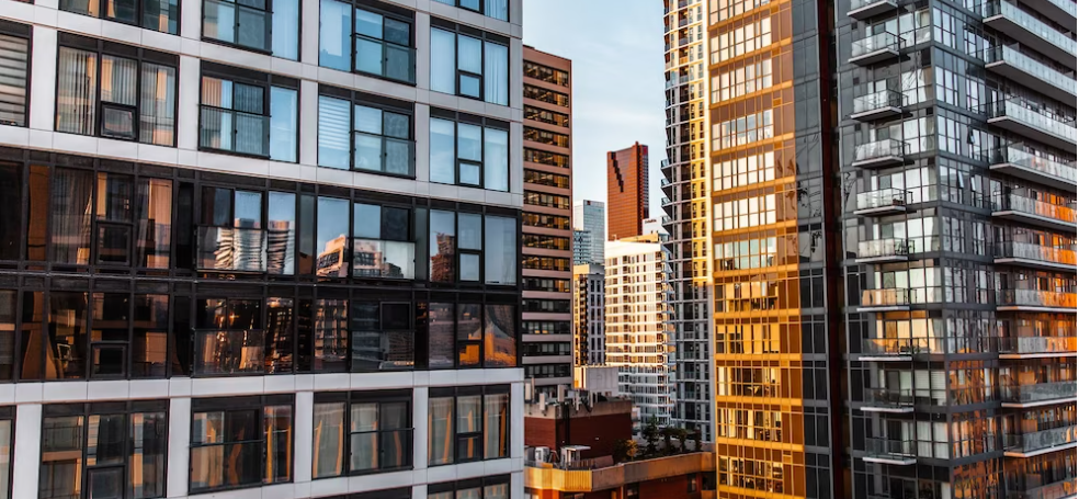 Плюсы и минусы жизни в многоквартирном доме